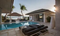 Luxury 4 Bedrooms Beachfront Villa in Plailaem