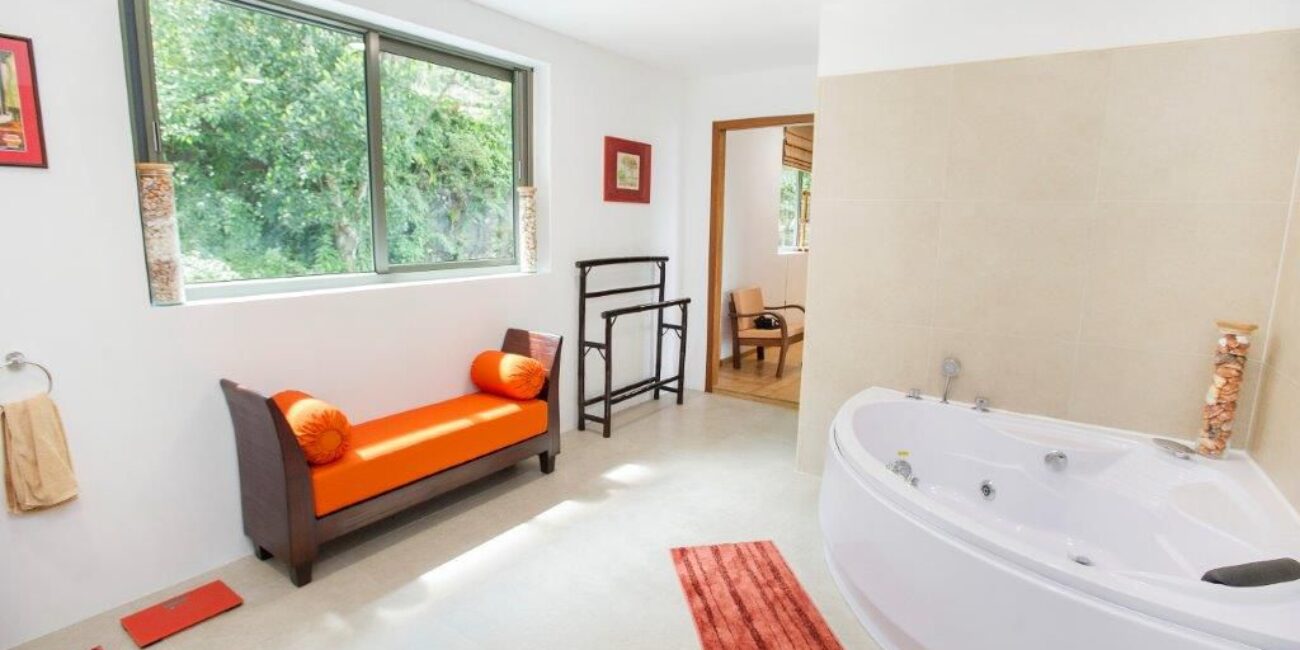 Contemporary jungle villa 3br in taling ngam